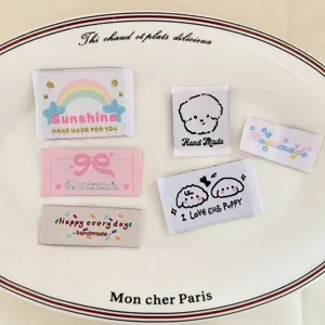 Gros plan détaillé de jolies étiquettes en tissu pour accessoires de couture et DIY.