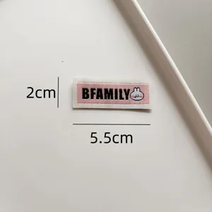 Εξατομικευμένη υφαντή ετικέτα 2x5.5cm, ροζ κεντημένο σήμα για ρούχα, καπέλα και τσάντες.