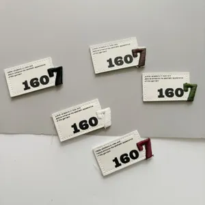 Set di etichette ricamate in pelle per abbigliamento con numeri e testo inglese.