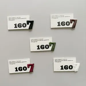 Toppa decorativa per abbigliamento etichetta in pelle ricamata numero dettaglio vista.