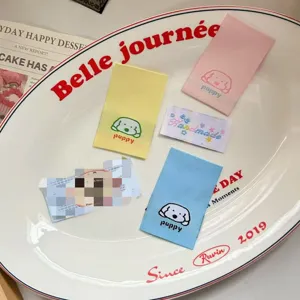 Étiquettes en tissu tissé de chiot faits à la main colorés pour vêtements de poupée et animaux.
