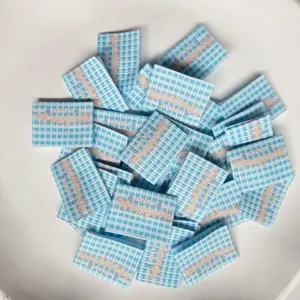 Etiqueta de tela de cuadros vichy azul y blanco con texto handmade, vista detallada del accesorio.