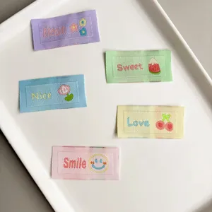 Joli ensemble d'étiquettes tissées DIY, écussons brodés colorés pour artisanat et décoration.