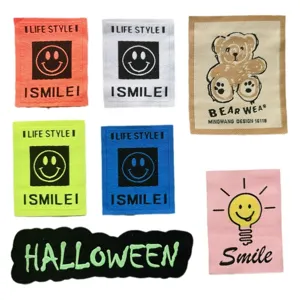 Etichette in tessuto smiley colorate e patch per vestiti fai-da-te per borse e accessori.