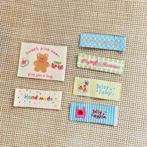 Detail van geweven stoffen etiketten, handgemaakte decoratieve patches voor kleding en tassen.