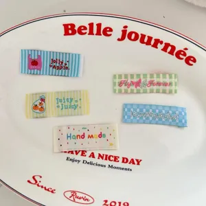 Assortiment leuke geweven stoffen labels met fruitpatronen en handgemaakte tekst voor DIY.