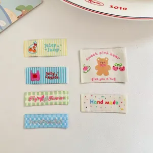 Gedetailleerde close-up van handgemaakte stoffen geweven labels met leuke patronen.