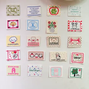 Primo piano di etichette in tessuto colorato in stile coreano carino per vestiti fatti a mano.