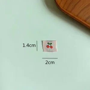 Joli patch d'étiquette brodé en tissu motif cerise, petits accessoires de vêtement et écusson.
