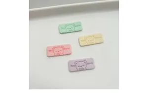 Etiquetas de cuero de microfibra macaron con lindo diseño de oso para costura DIY bolsos y gorros.