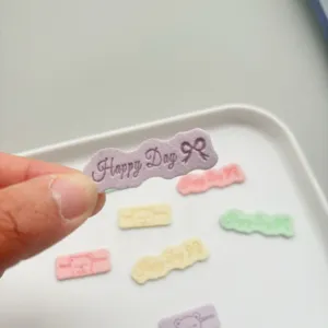 Etiquetas de cuero microfibra macaron accesorios de costura DIY para bolsos lazos para el pelo.