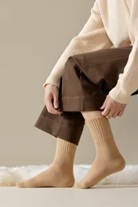 Nahaufnahme von Herren Thermo Kaschmir Socken in Beigefarbe mit Rippstrick Textur.