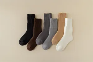 Detailansicht dicker warmer Wintersocken in sechs klassischen neutralen Farben für kalte Tage.