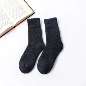 Herren dicke Woll Socken in dunkelgrau, winterliche wärmende Grobstrick Socken für kaltes Wetter.