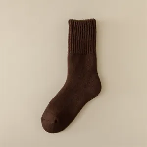 Braune thermische Herren-Mittelsocken, weiche Strick-Warmfleece-Socken für kalte Wintertage.