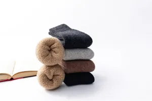 Detailansicht dicker Winter Wollsocken mit kuscheligem Plüschfutter für kalte Tage.