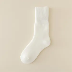 Einfarbige weiße thermische Mittelsocken mit Rippbündchen, weiche Winterkleidung.