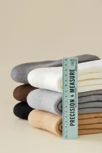 Detailansicht dicker Thermowollsocken für Herren, weiche Textur und kuschelige Wärme im kalten Winter.