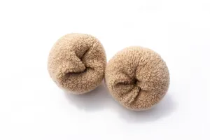 Detailansicht dicker Wollmischsocken mit flauschiger, wärmender Strickstruktur.