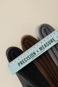 Nahaufnahme dicker thermischer Wintersocken im Detail in Schwarz Braun und Grau für Herren.