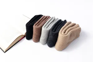 Nahaufnahme der dicken Wollmischung Crew-Socken in verschiedenen neutralen Winterfarben.