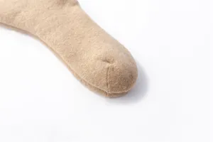 Detailansicht dicker Herren-Wollsocken, kuschelige Winter-Thermostrick-Socke Nahaufnahme.
