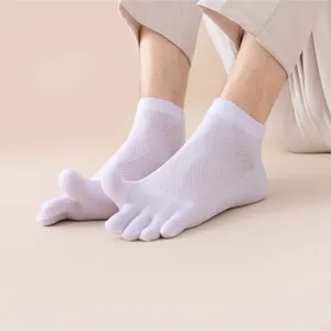 Gedetailleerde close-up met ademend mesh weefsel en afzonderlijke tenen van de witte sokken.