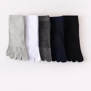 Detailopname van ademende mesh sokken met vijf tenen in diverse kleuren, zacht katoen.