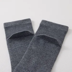 Detalle de calcetines de dedos para hombre transpirables, de algodón gris oscuro.