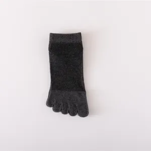Detailopname van de donkergrijze teenkous met ademende mesh structuur en vijf tenen.