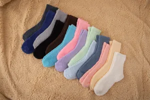 Gros plan de chaussettes douillettes en molleton de corail aux couleurs pastel macaron.