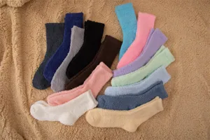 Vue détaillée des chaussettes de sommeil en peluche corail douillet, chaussettes unies.