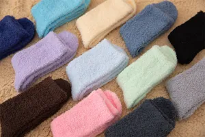 Vue détaillée de chaussettes en polaire corail douce, coloris macarons, confortables et chaudes.