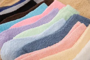 Gros plan détaillé de chaussettes douillettes en molleton corail, douces et chaudes pour l'hiver.
