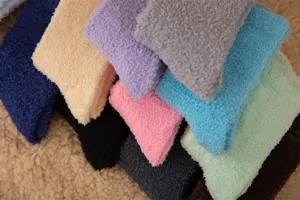 Chaussettes douillettes en polaire corail aux couleurs macaron, douces et chaudes chez soi.