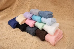 Gros plan de chaussettes douillettes en polaire corail aux couleurs macaron, chaussettes douces.