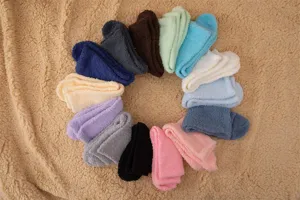 Vue de detail de chaussettes de sommeil duveteuses en polaire corail multicolores en cercle.