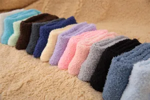 Chaussettes douillettes en polaire de corail aux couleurs macaron, confortables et chaudes.
