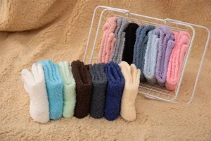 Vue detaillee de chaussettes douillettes en polaire corail aux couleurs macaron, chaud.