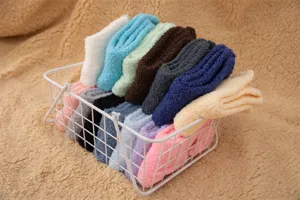 Chaussettes douces en polaire corail aux couleurs macaron soigneusement rangees dans un panier.