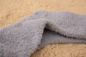 Gros plan de détail montrant la texture douce et duveteuse des chaussettes en polaire.