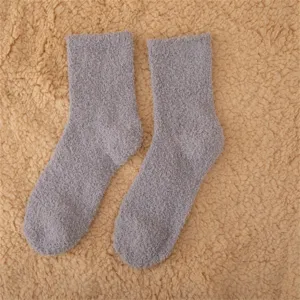 Détail de chaussettes douillettes grises montrant la texture douce pour un confort hivernal.