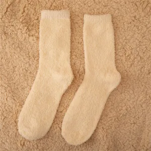 Vue détaillée de chaussettes de nuit douillettes en molleton de corail uni, texture douce.