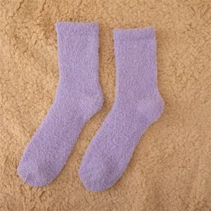 Détail chaussettes douillettes corail polaire, chaussettes nuit violettes chaudes pour intérieur.
