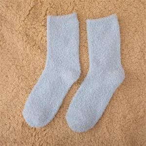 Chaussettes duveteuses en polaire corail bleu clair pour maison douillettes d'hiver chaudes.