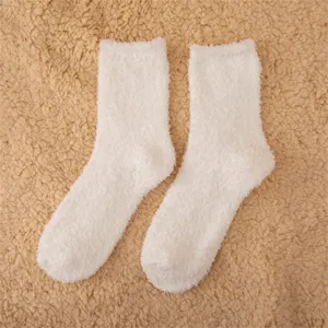 Chaussettes de sommeil douillettes en molleton de corail blanc uni, douces et chaudes pour hiver.