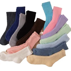 Chaussettes douillettes en polaire corail aux couleurs macaron, douces et confortables.