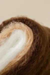 Detaillierte Nahaufnahme von verdicktem Thermofleece mit mehrschichtiger Textur für kaltes Wetter.