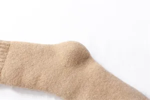 Detailansicht von dicken gestrickten Winter-Wollsocken für Herren in sanftem Khakiton.