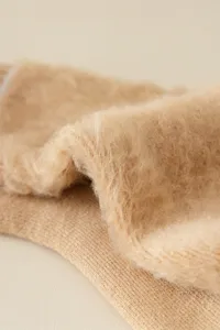 Nahaufnahme der dicken Plüsch-Fleece-Winter-Thermosocken mit weicher, fluffiger Textur.